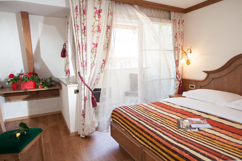סלורנו Hotel Comfort Erica Dolomiti Val D'Adige מראה חיצוני תמונה