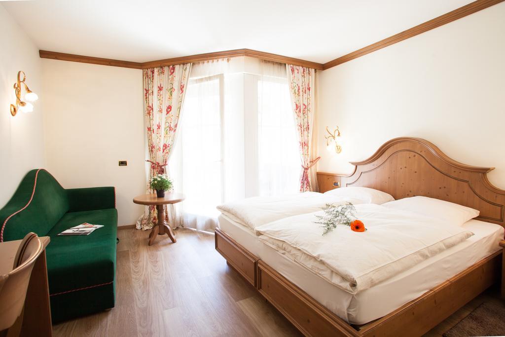 סלורנו Hotel Comfort Erica Dolomiti Val D'Adige חדר תמונה